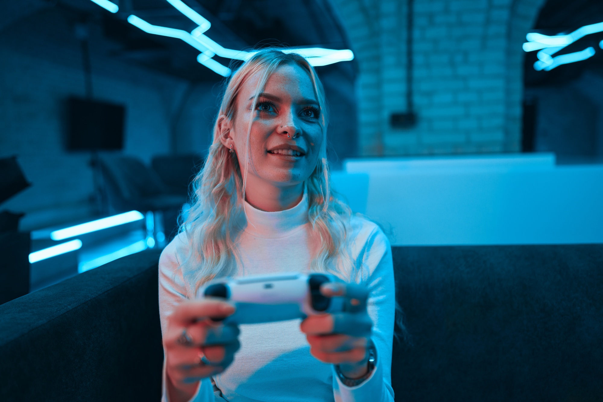 Blondea plays cyber games. Virtual style.